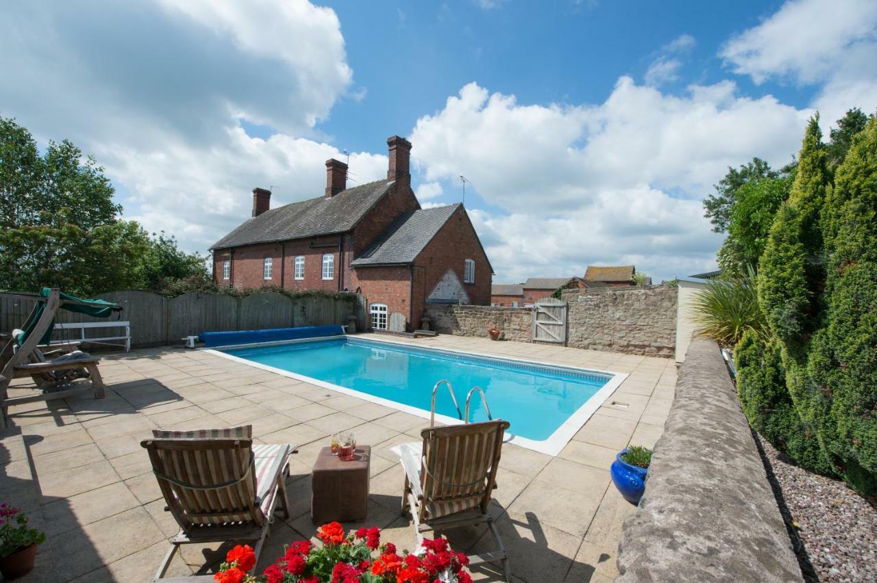 Moreton Hall Farm Bed and Breakfast Newport  Esterno foto